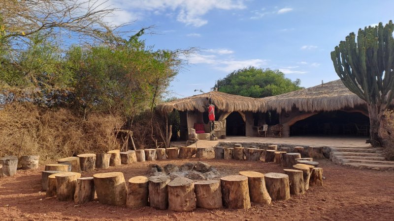 Masai ratnici u tradicionalnoj odeći, običaji  u Masai Lodge-u